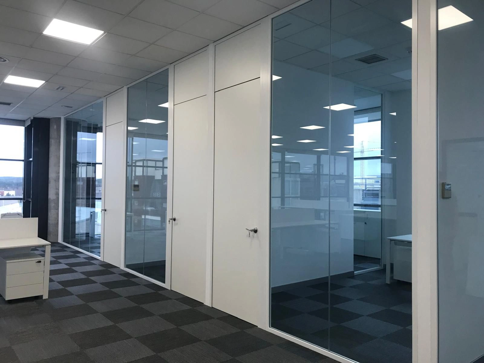 Oficina moderna y equipada con mamparas