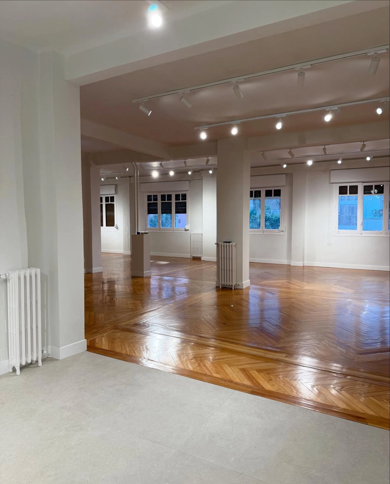 Oficina reformada sin amueblar con espacio amplio y diseño moderno