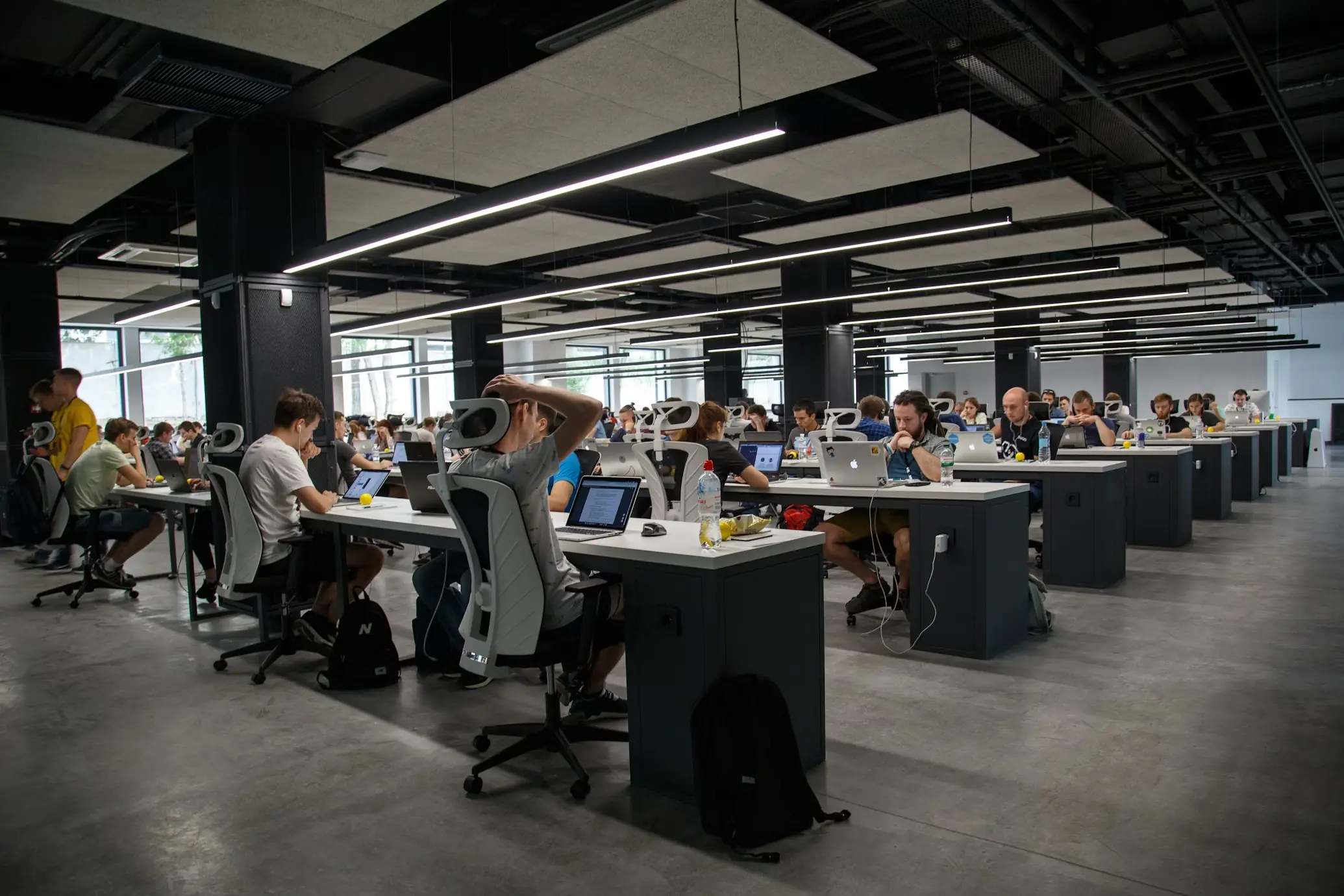 Cómo optimizar el espacio en oficinas pequeñas Oficina moderna y equipada