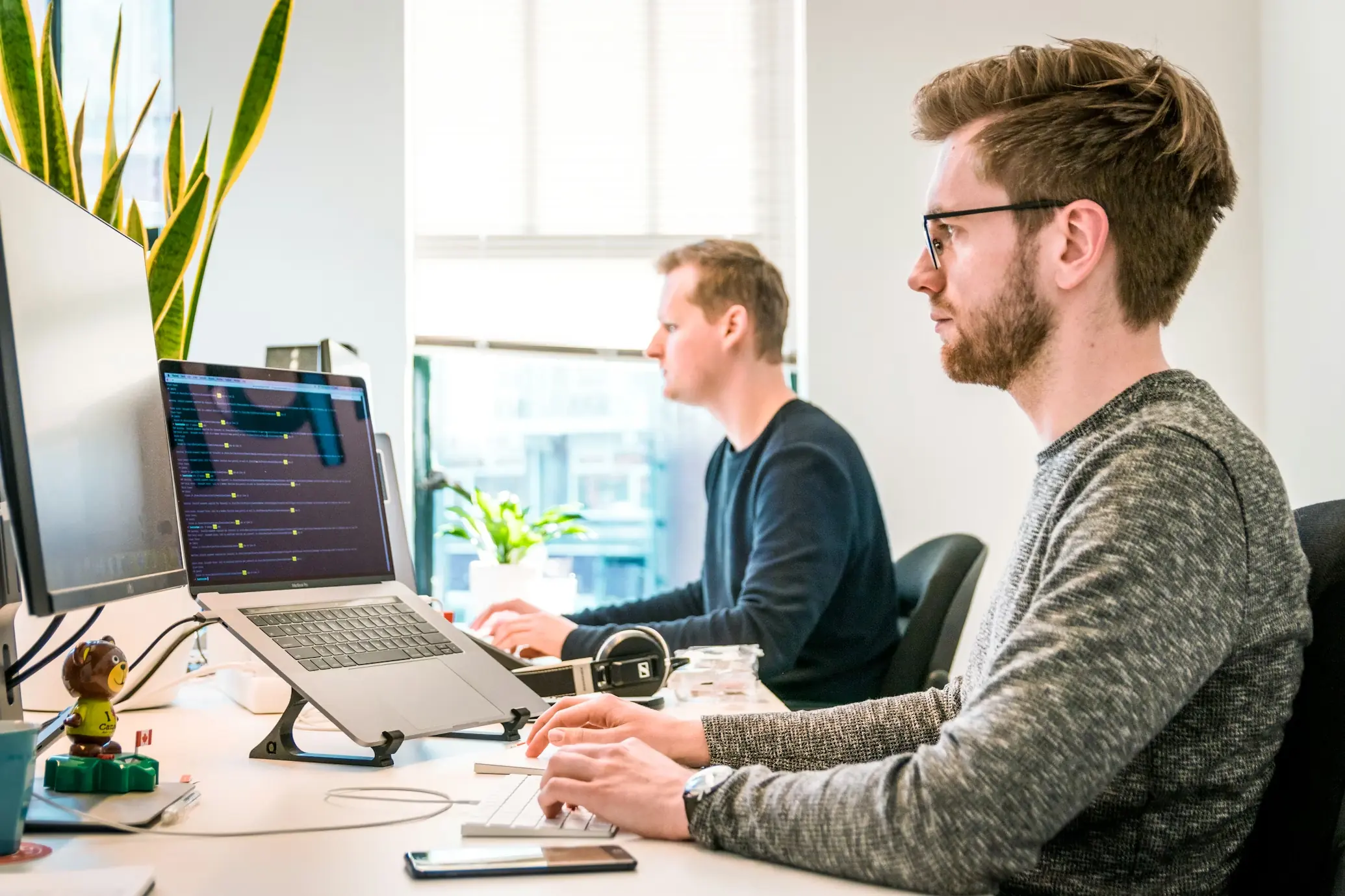 Ergonomía en la oficina: cómo prevenir lesiones y mejorar el bienestar Profesional trabajando en oficina